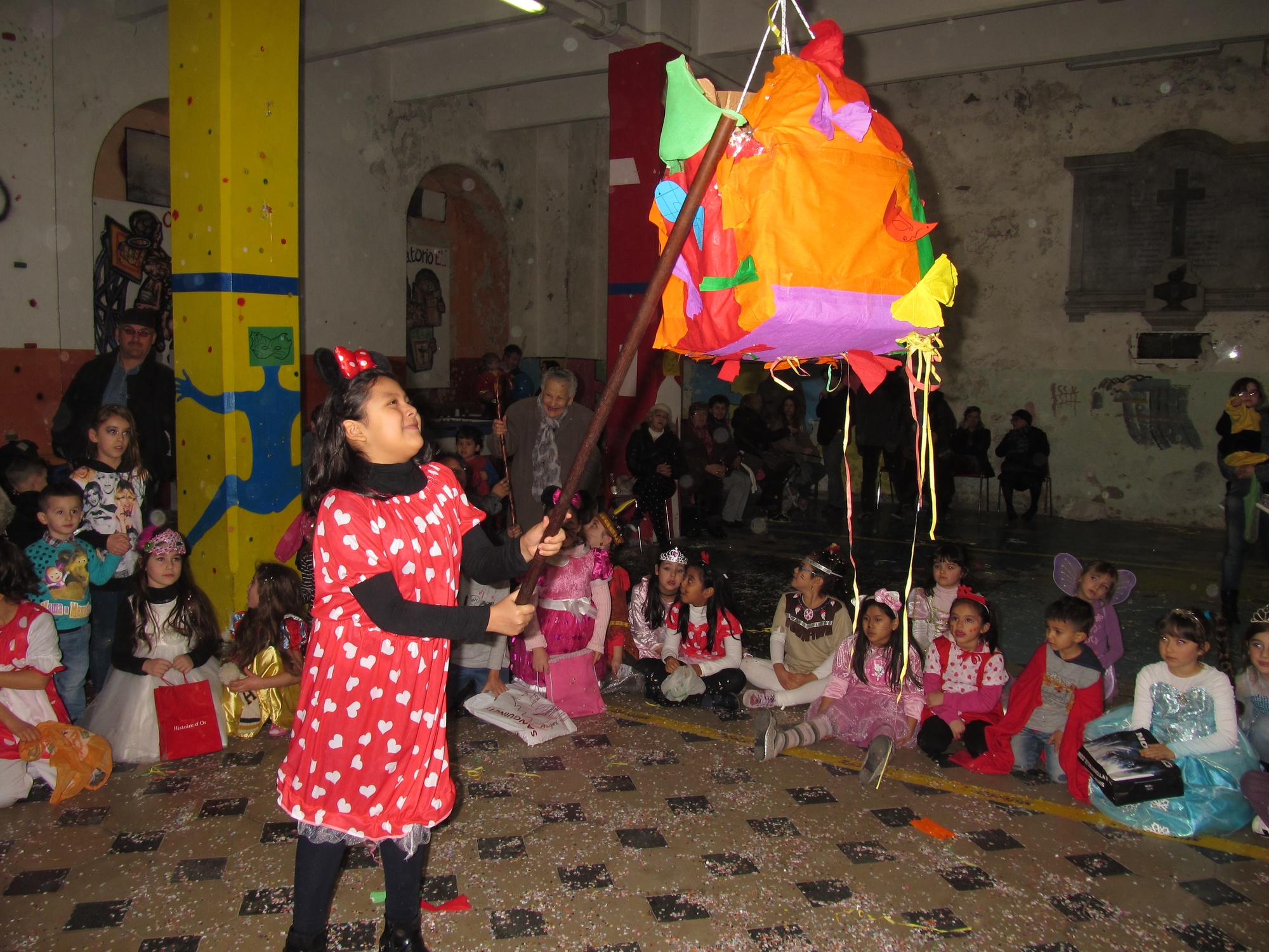 Pentolaccia di Carnevale: Una Giornata di Allegria e Divertimento in Piazza  Madonna delle Grazie. 