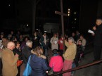 via_crucis_nel_quartiere_2014-04-11-21-43-43