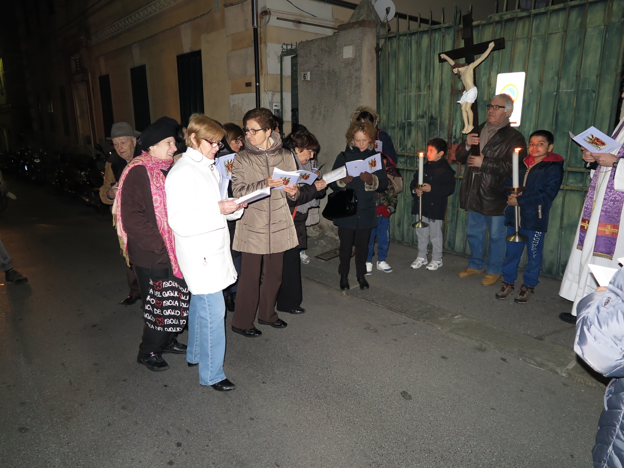 via-crucis-parrocchiale-2016-03-18-21-12-06