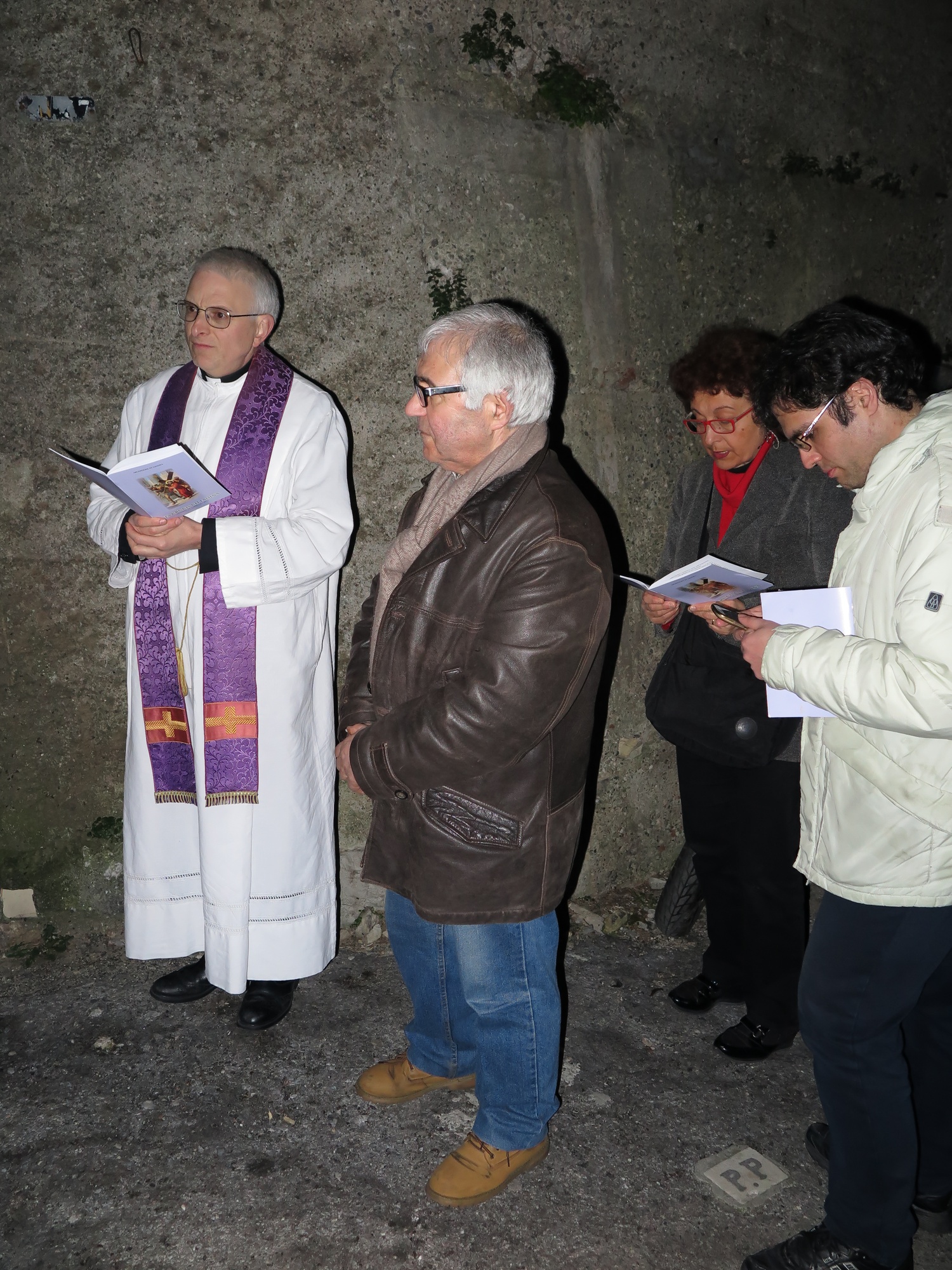 via-crucis-parrocchiale-2016-03-18-21-53-35