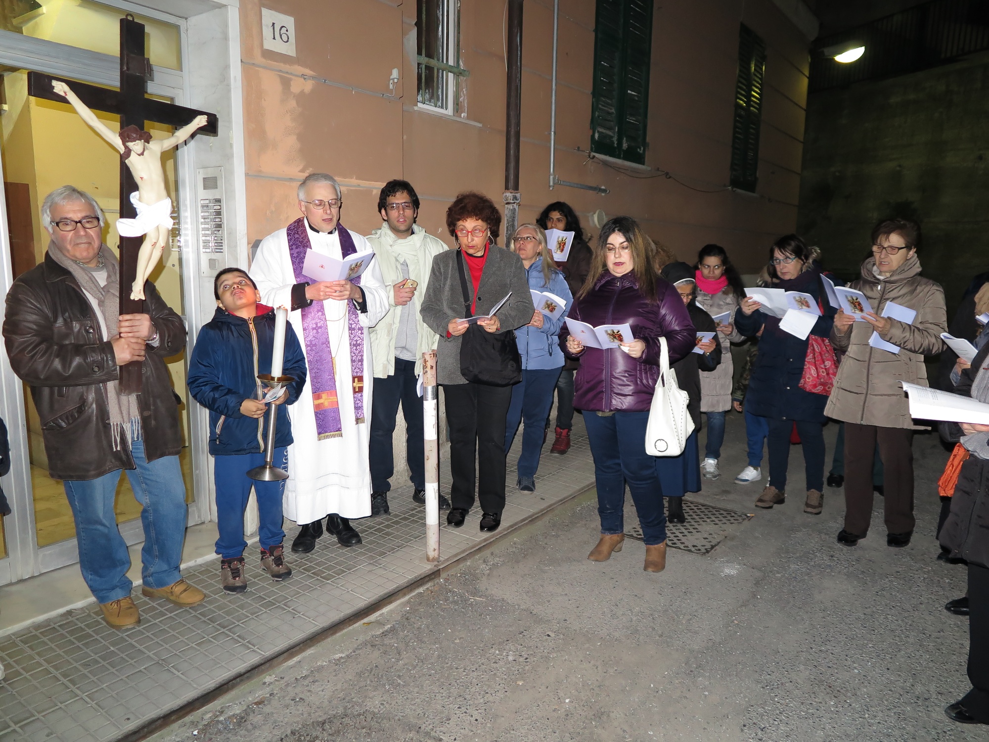 via-crucis-parrocchiale-2016-03-18-22-10-22
